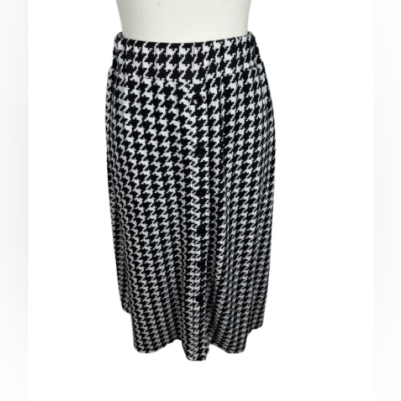 Robert Louis Dresses & Skirts - Robert Louis Black and White Midi Skirt